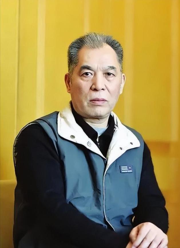 梁晓声的小姨20多岁时，工作刚转正，却因未婚怀孕3个月被开除，小姨咬死不说出孩子