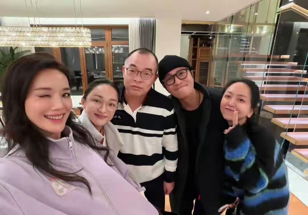 在日常生活中，舒淇比周迅稍微好看一点！可能是因为周迅的个子比较矮，看上去就像一个