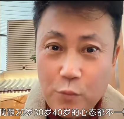 耿老师老来得子，外出演出时总要通过视频看看小宝。他说对小宝真是“捧在手里怕化了，