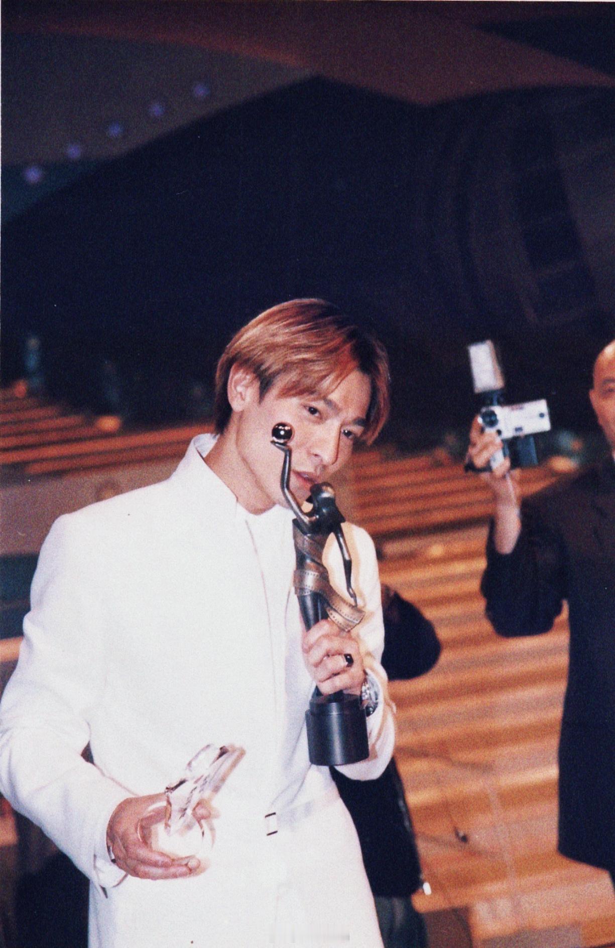 刘德华搭乘花絮去幕后 千禧年后，第一位香港电影金像奖最佳男主角🏆——2000年