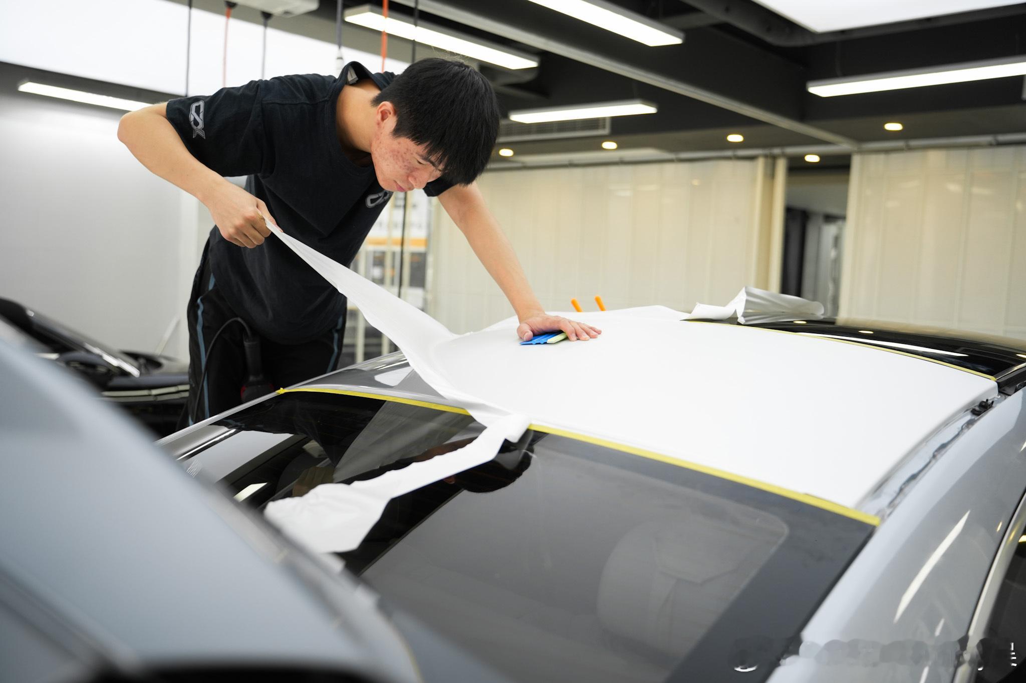 奔驰E Coupe｜AX·缎面陶瓷白/漆面凹凸修复开工先执行整车外观深度精洗.全