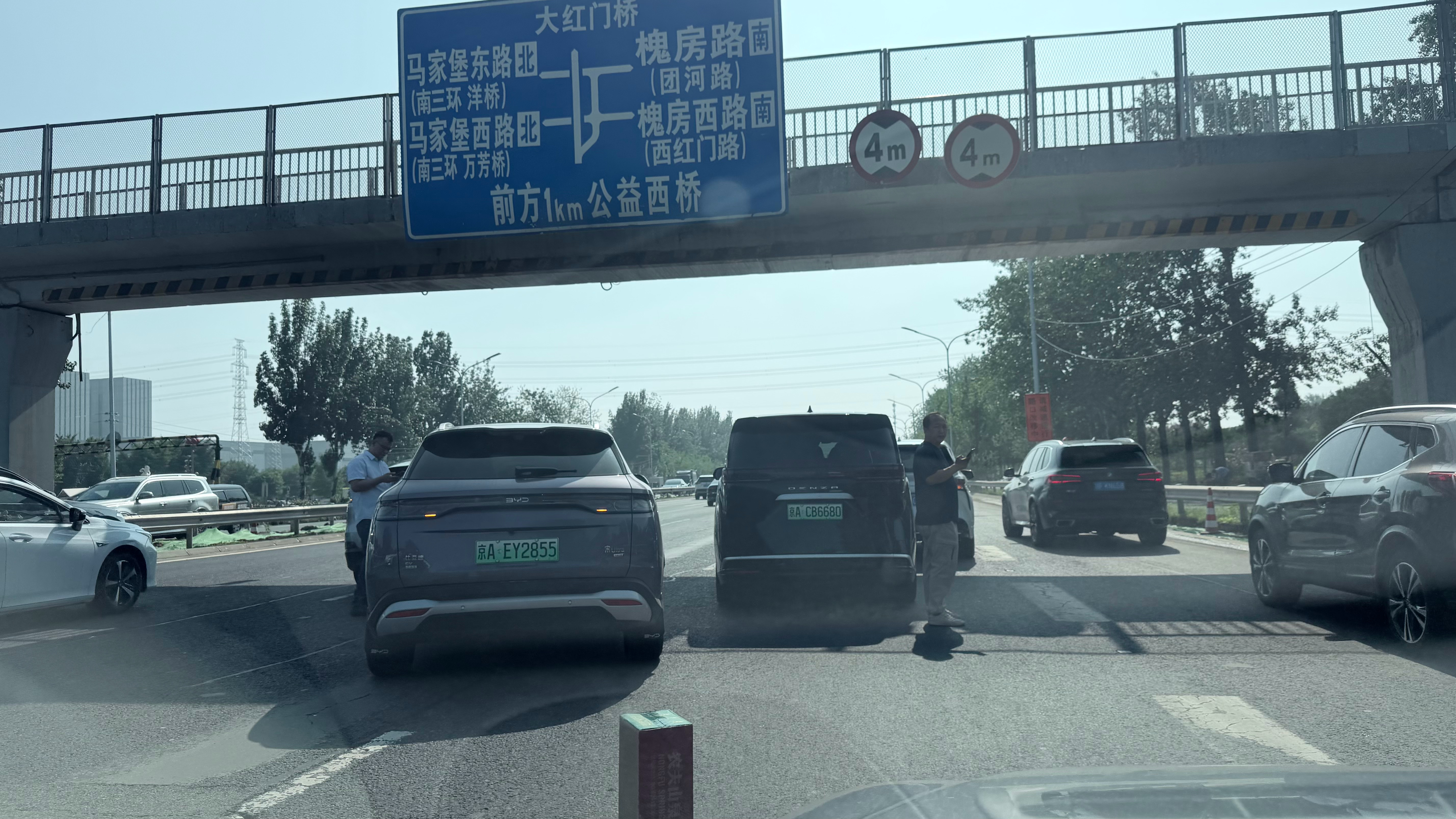 四条车道！四车剐蹭！