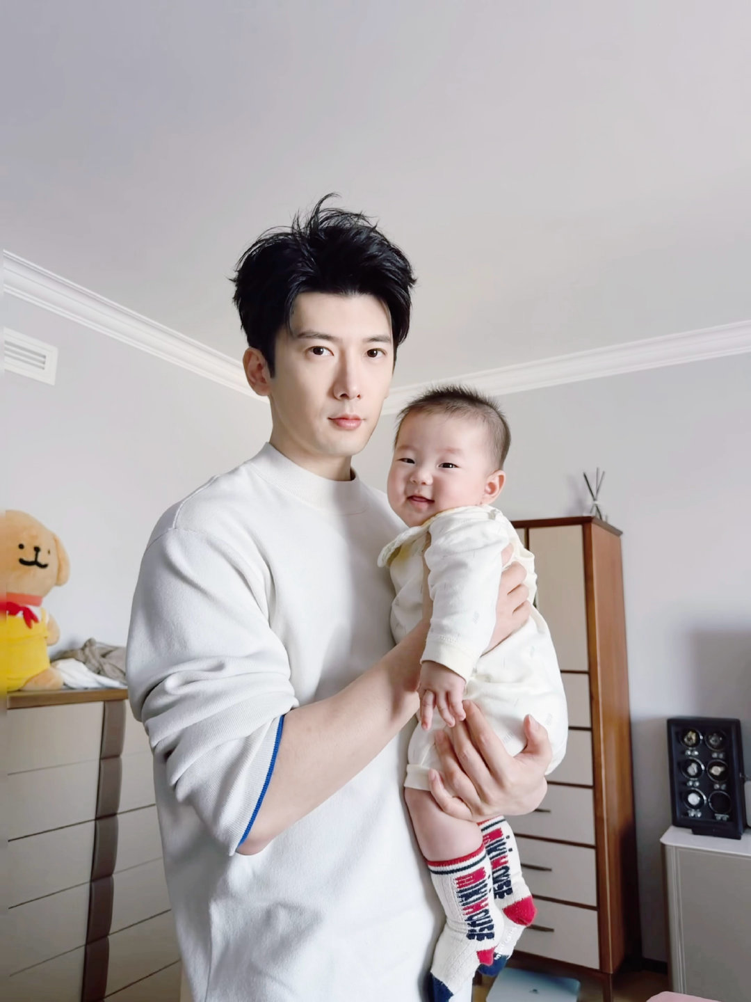 刘芮麟的儿子会叫爸爸了刘芮麟拍到儿子第一次叫爸爸 从官宣晒娃，到如今捕捉第一声“