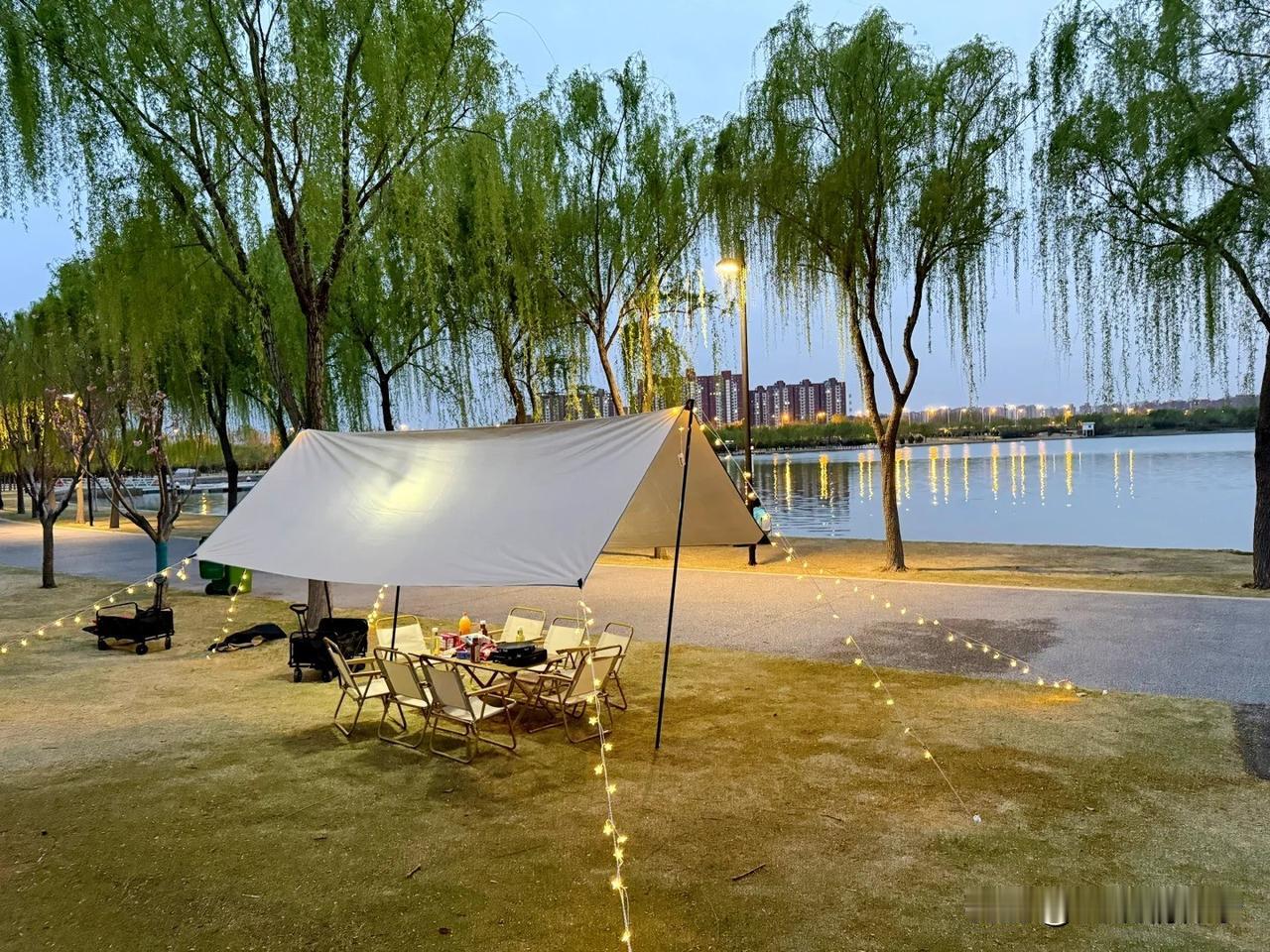 风送暑，意悠然，旧事温柔落眉间。
一袖清芬牵往昔，半生美好忆连绵。
清风漫过夏时