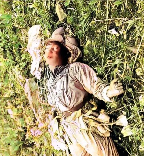 1952年朝鲜战场的秋天，一张照片让无数人红了眼眶一名志愿军战士头部淌着血，身体