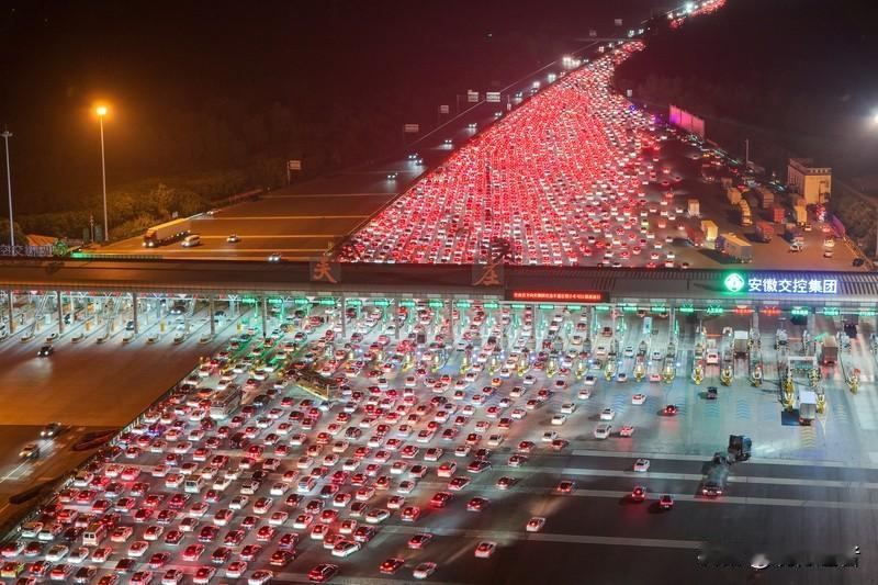 高速上演龟速惊魂，返程大军遭遇移动路障。那些占据快车道却慢如蜗牛的车辆，俨然成为