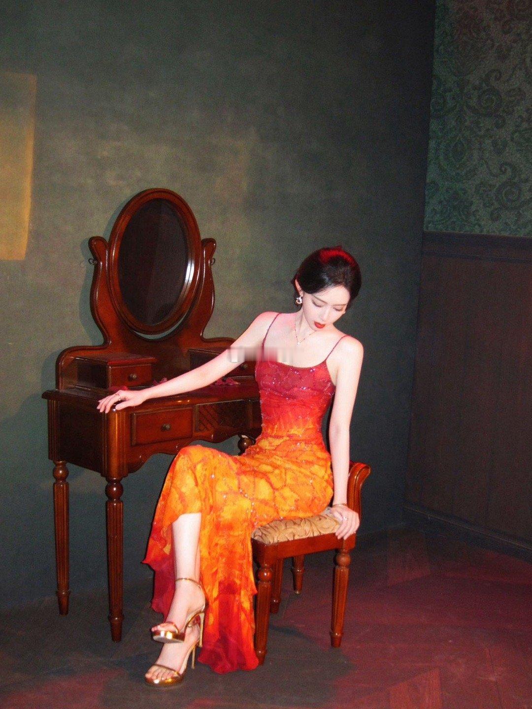 孟子义红锦鲤神女造型 从妩媚的红到神圣的金，孟子义的美学跨度令人叹服。眼角一滴泪