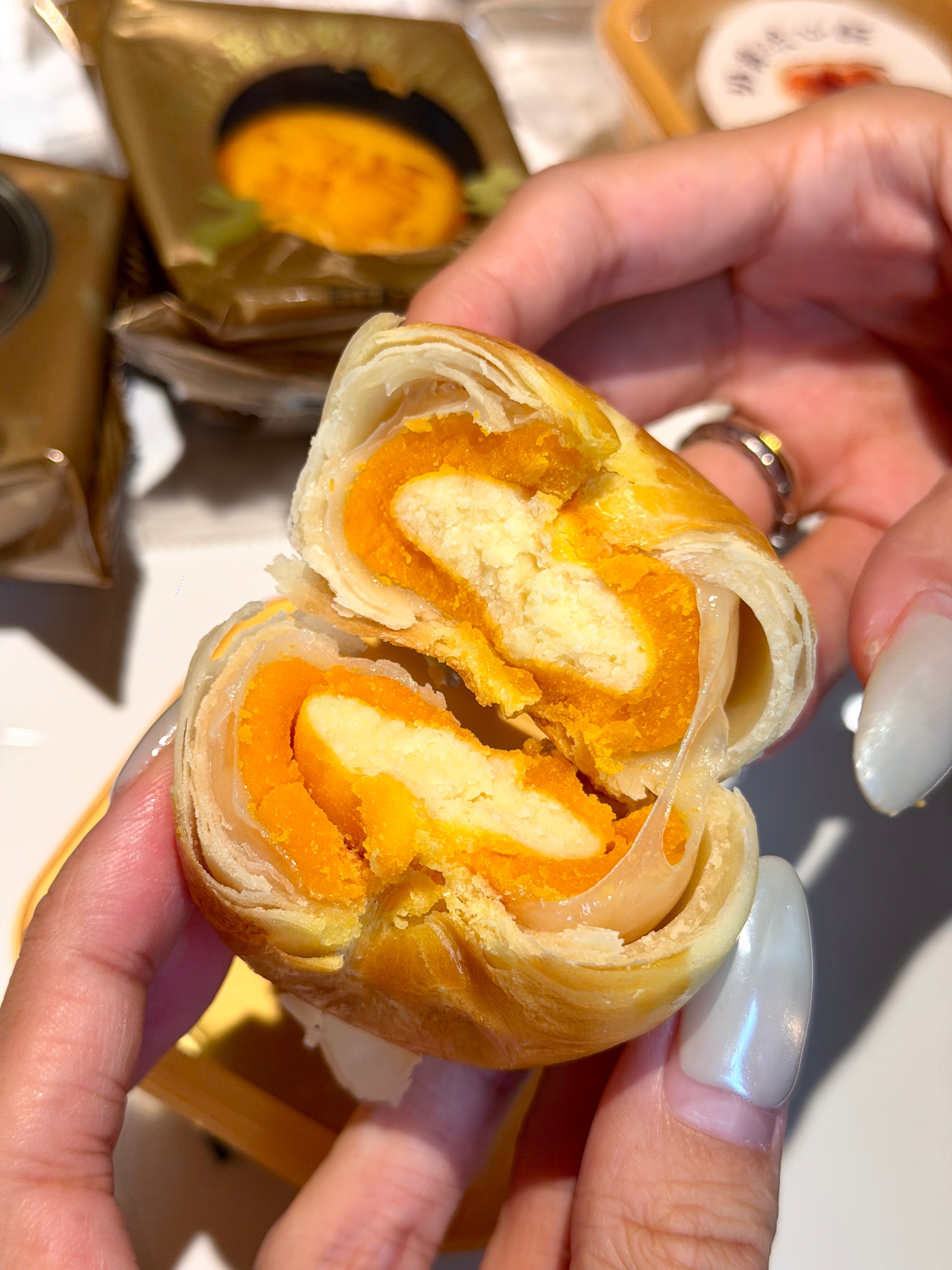芝士酥和流心酥晚上最后返团一波 给出我的最高评价“不怎么甜” ​​​
