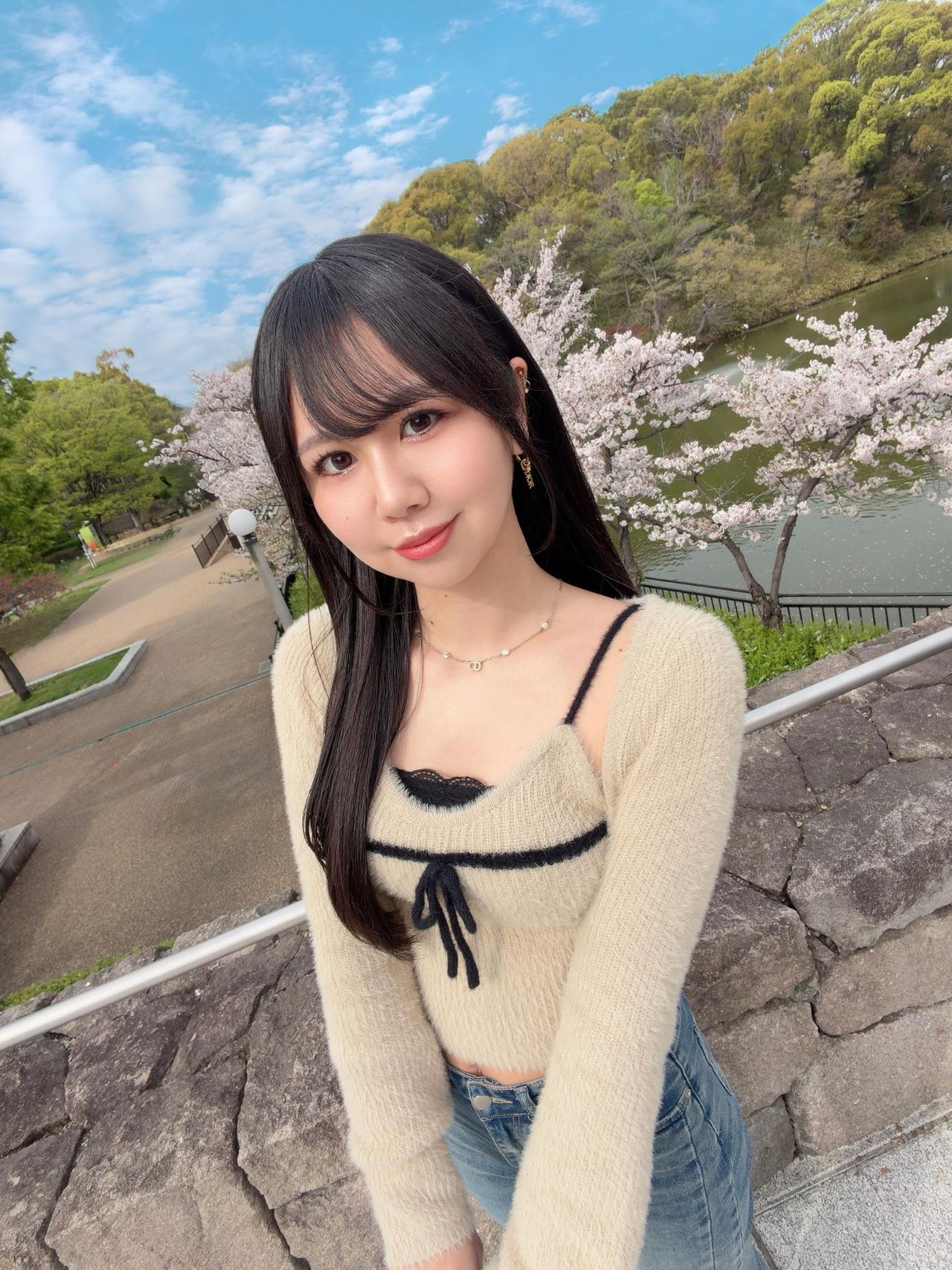 樱花树下，少女微笑，春日美好时光