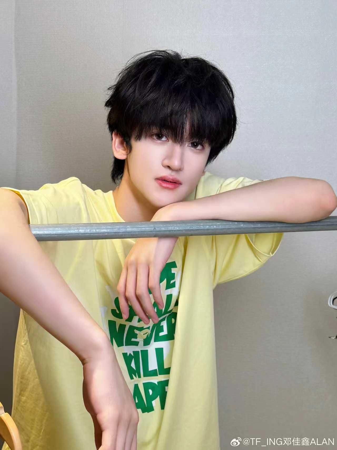 邓佳鑫19岁的最后2天 邓佳鑫19岁的最后2天 黄色印花短袖好清爽，是即将要迎来