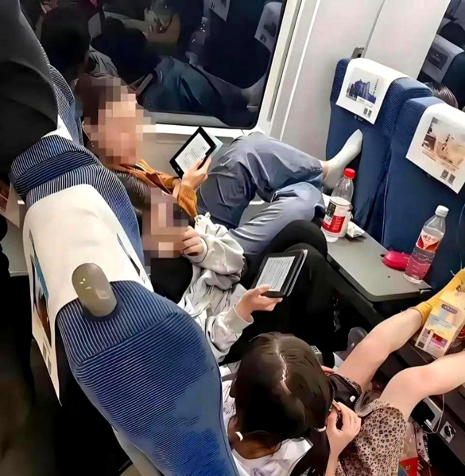 坐高铁最烦啥？
不是票贵，是遇上这种把车厢当自家客厅的乘客！

前两天亲眼看见一