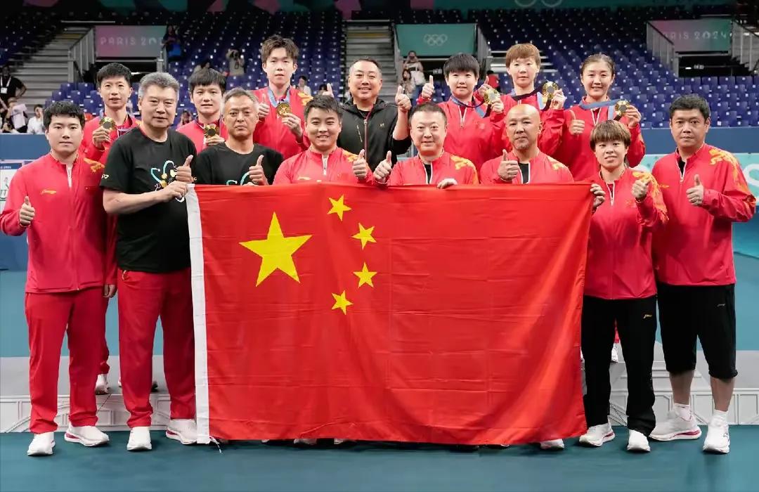 巴黎奥运，国乒取得五金一银的好成绩，这回合影该轮到主教练站前排中间了，全部冠军站