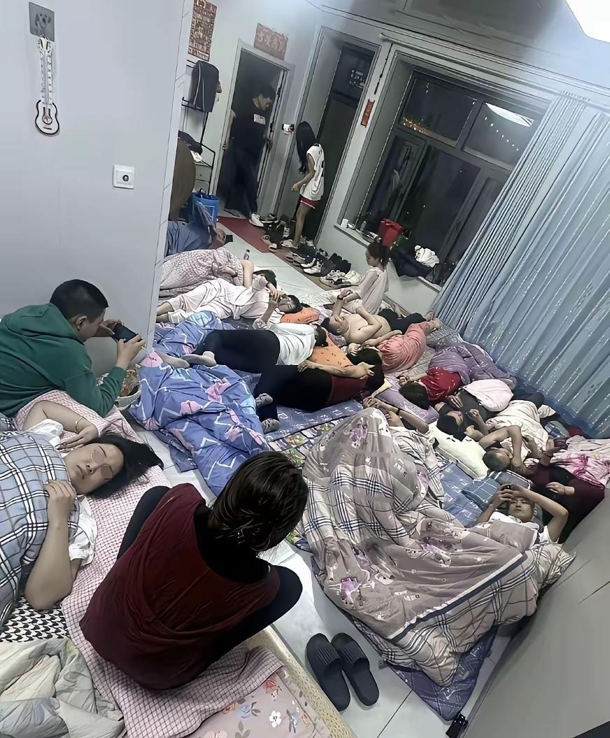 小时候过年最开心的就是穿新衣，还有初二去姥姥家拜年，一大家子二十几口人，炕上摆两