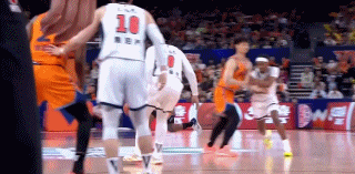 怀特赛德被焦泊乔盖帽不等球落地又抱起来直接双手暴扣，完成这个动作后他仰天长啸，兴