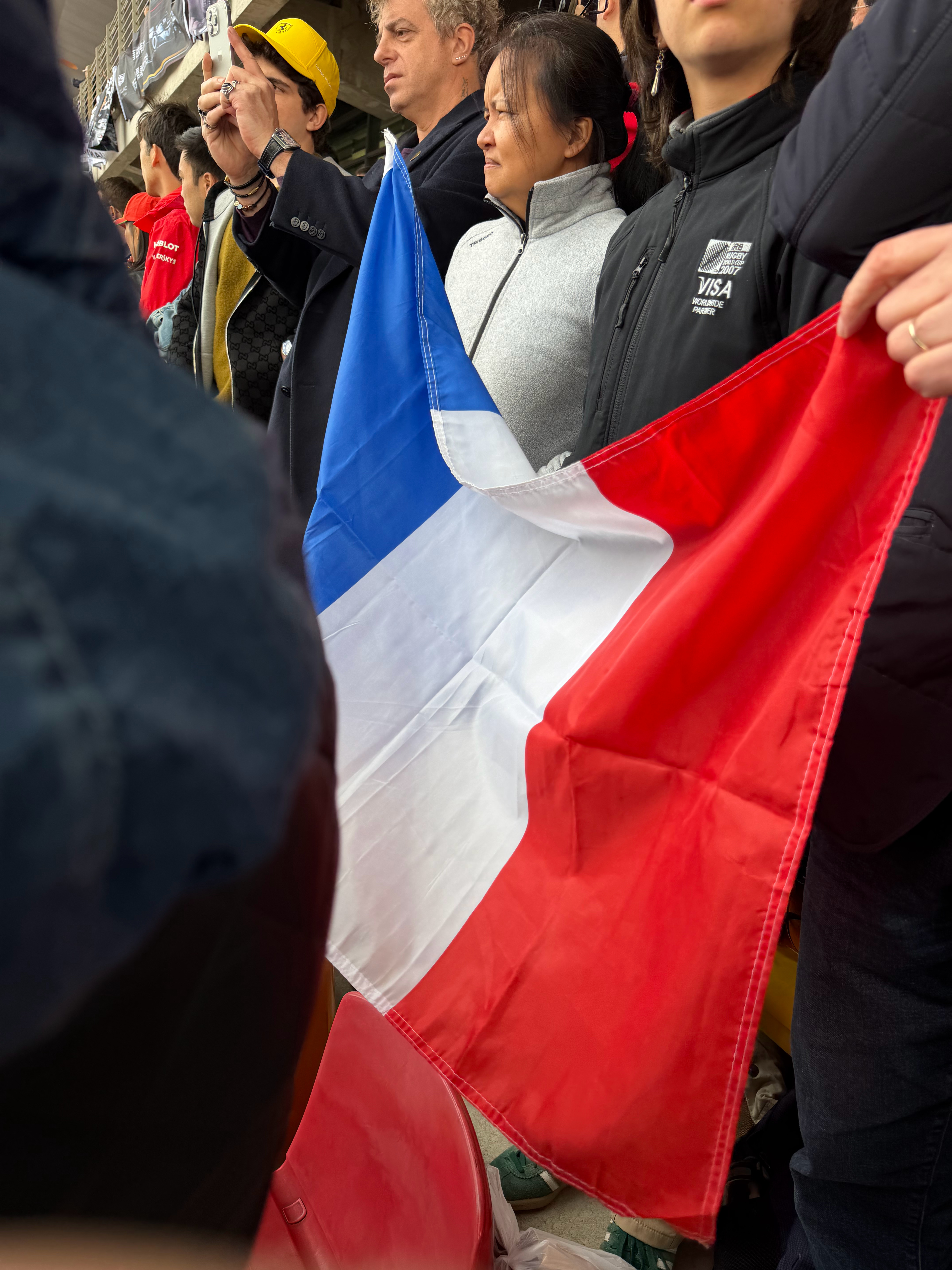 为什么我背后的法国人拿着国旗在叫勒克莱尔 