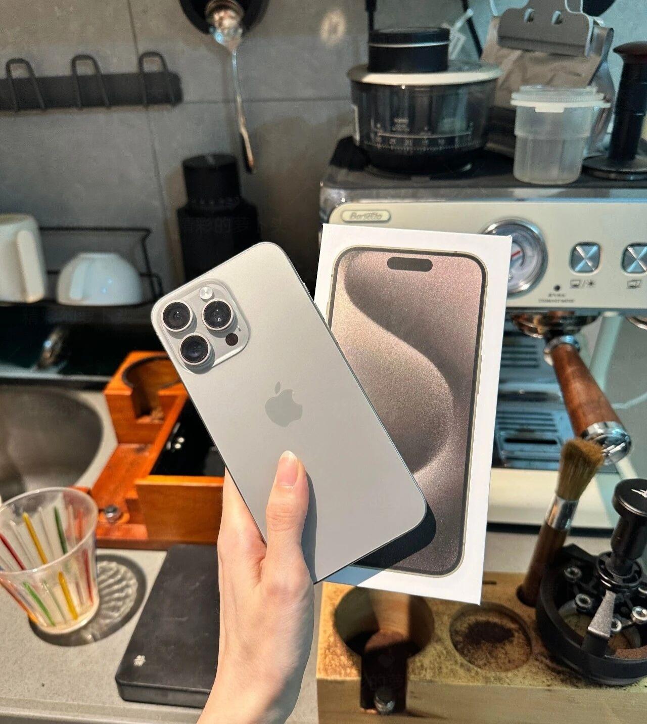 15pm拆箱｜半夜上头把12换成它想换手机后，小红薯天天给我推，半夜越刷越上头，