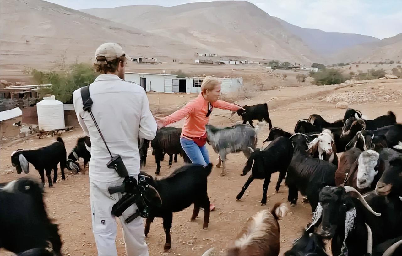 大家敢信吗？就在几天前，巴勒斯坦约旦河西岸的村民，半夜睡着觉就被人堵了门，一群蒙