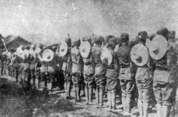 1937年10月，一支奉命前往淞沪战场支援的川军，拿着钱在南京的街头买胶鞋、吃卤