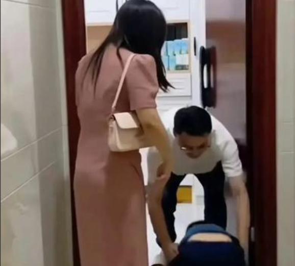 2023年，孩子妈妈带着10000元登门致谢只因四川一男子舍身救了一名落水的孩子