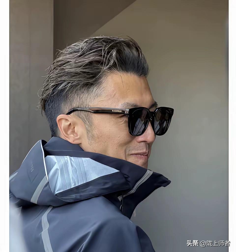 无滤镜无美颜镜头下的谢霆锋只不过比同龄人打扮的精致了些！