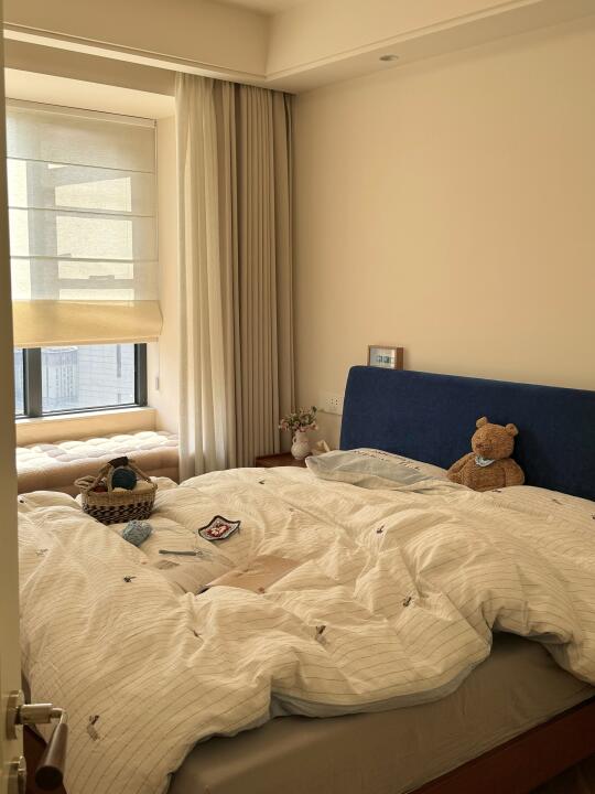 卧室里的那抹中古蓝🛏️，带来宁静、舒适感