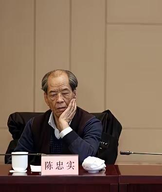 贾平凹为什么这么热？因为他是陕西文坛三驾马车之一！而且是健在的唯一一驾马车！其他