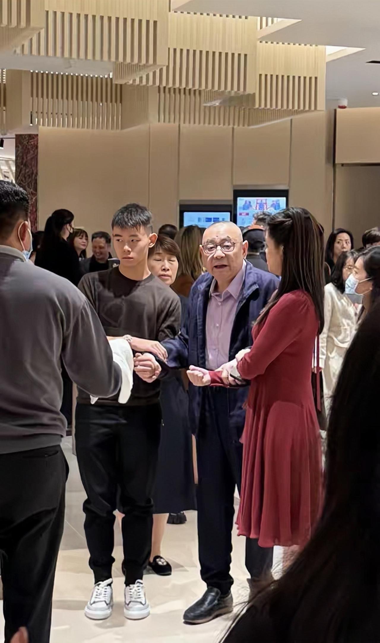 刘銮雄近照，他现身弟弟刘銮鸿新商场开幕典礼活动，吕丽君所生的儿女罕见露面。

姐