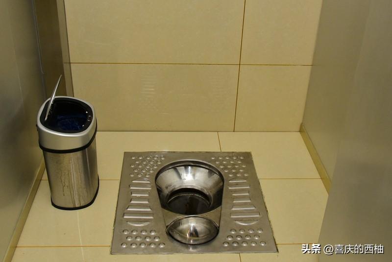 高铁厕所紧急按钮，设计得这么隐蔽是想救命还是不想？

今天被科普了，原来高铁厕所