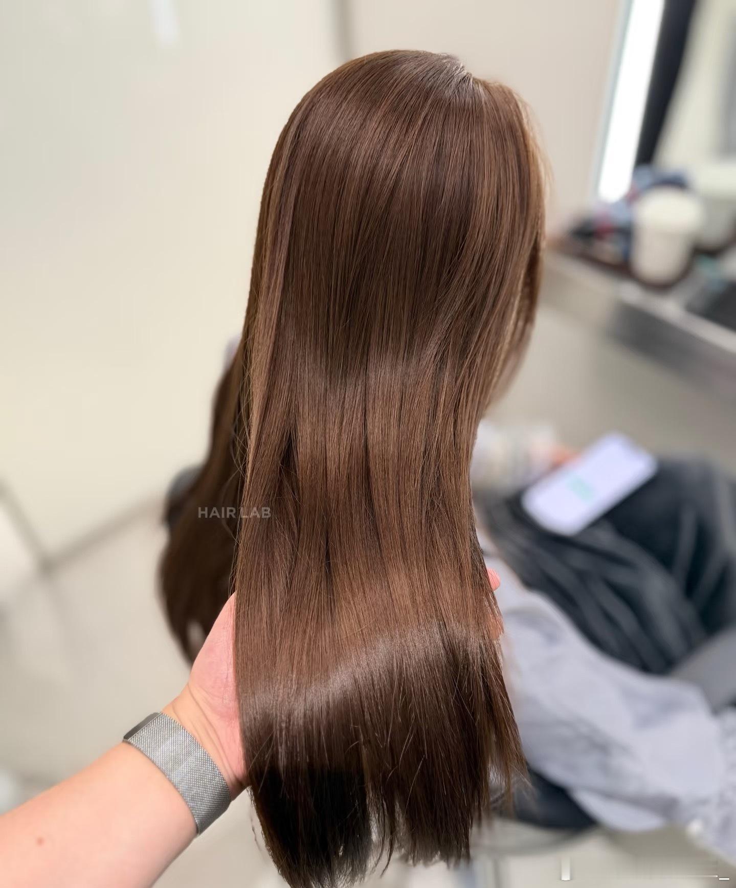 理发师为angelababy发色辟谣了，羡慕他可以为ab染头发，如此美貌的ab谁