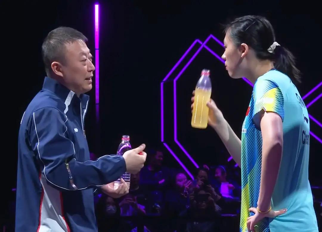 重庆冠军赛陈熠3一1金娜英，场外是马琳指导，陈熠后来者居上从去年开始成长很快，综
