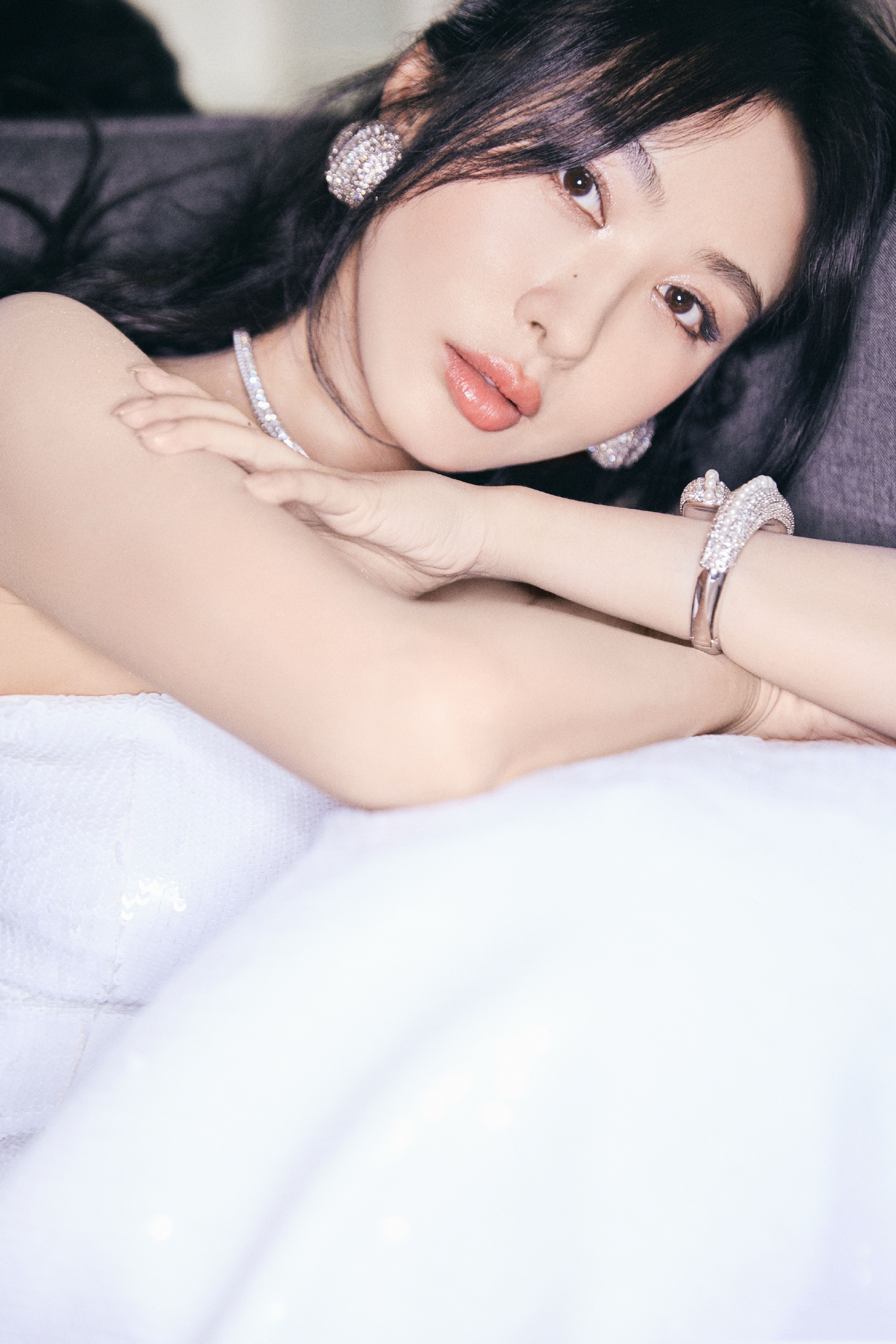 李菲儿最新白裙子穿搭，甜笑可人，今日份满分美人儿。李菲儿