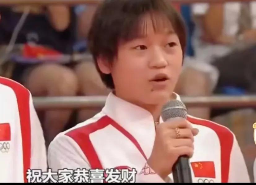 “祝大家恭喜发财”是病句！全红婵访港之旅，所到之处都是欢声笑语一片。当全红婵面对