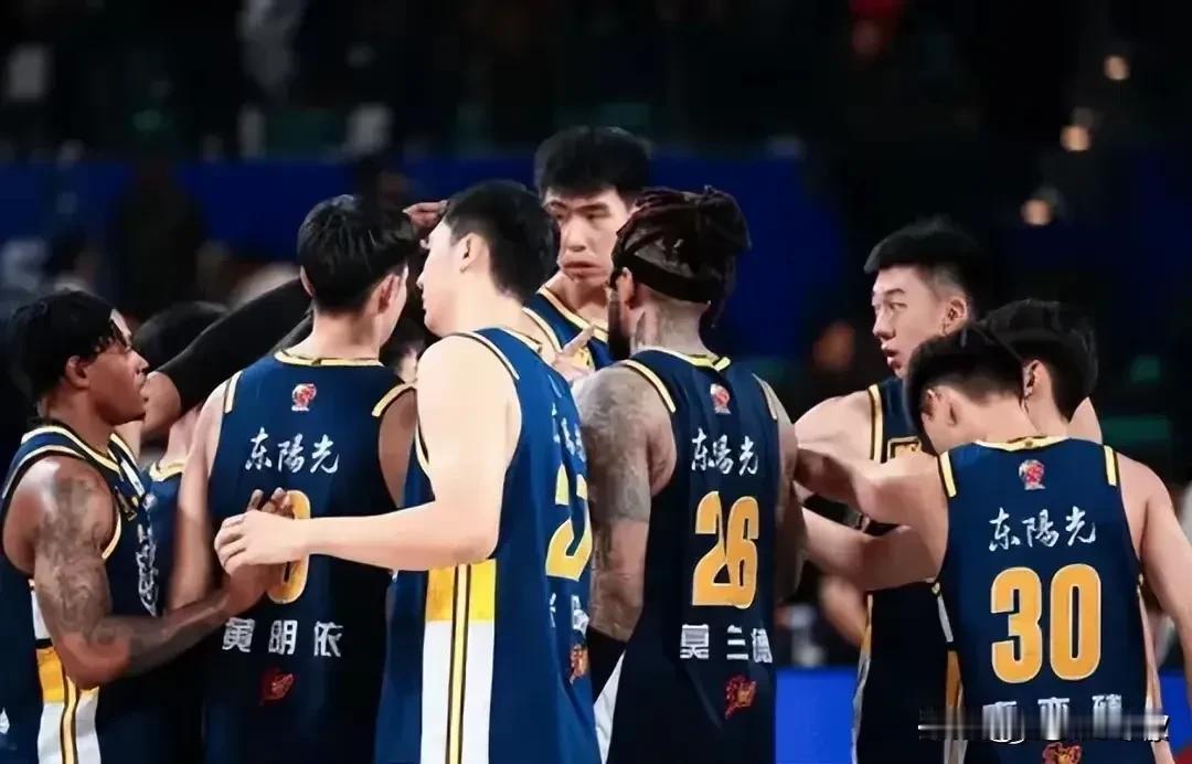 广东队，胡明轩、徐杰、杜润旺，个顶个的国家队球员，球迷就盼着他们夺冠，这压力得多