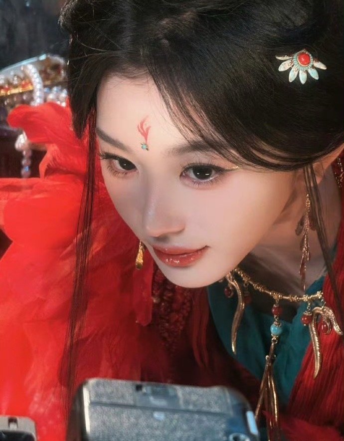 这是孔雪儿还是鞠婧祎，有谁能分清[哆啦A梦吃惊]孔雪儿八尾红衣造型 ​​​