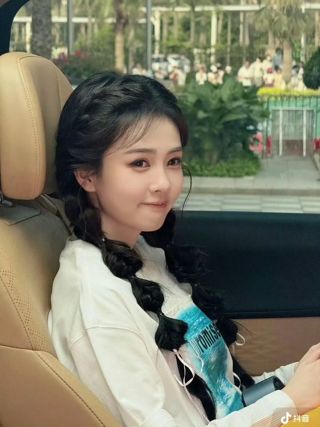 白鹿元气女大白鹿好萌好可爱 