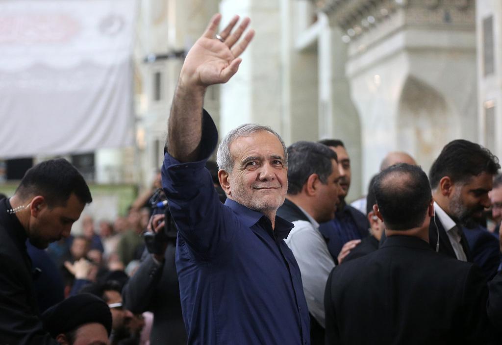 佩泽希齐扬是“内奸”？开战五天后，佩泽希齐扬当众打了所有怀疑人的脸。

他下令启