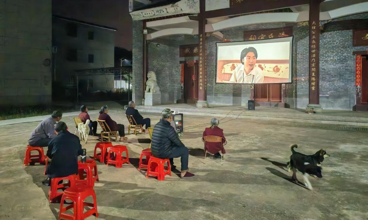 农村放电影，现场狗比人多，这是一种怎样的感觉？今晚回乡下爷爷家，爷爷高兴的和我说