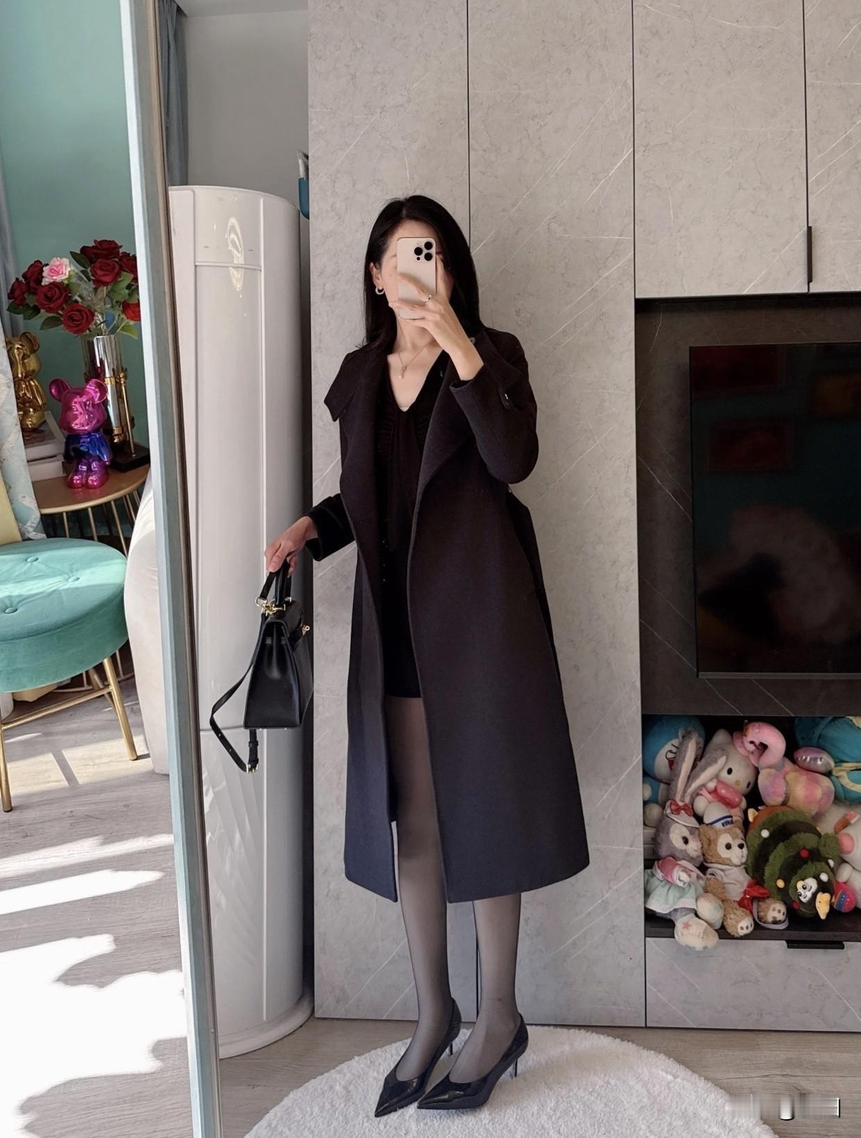 女生如何穿搭看起来时尚更有品味呢优雅黑衣搭配，时尚又舒适，尽显都市女性魅力！