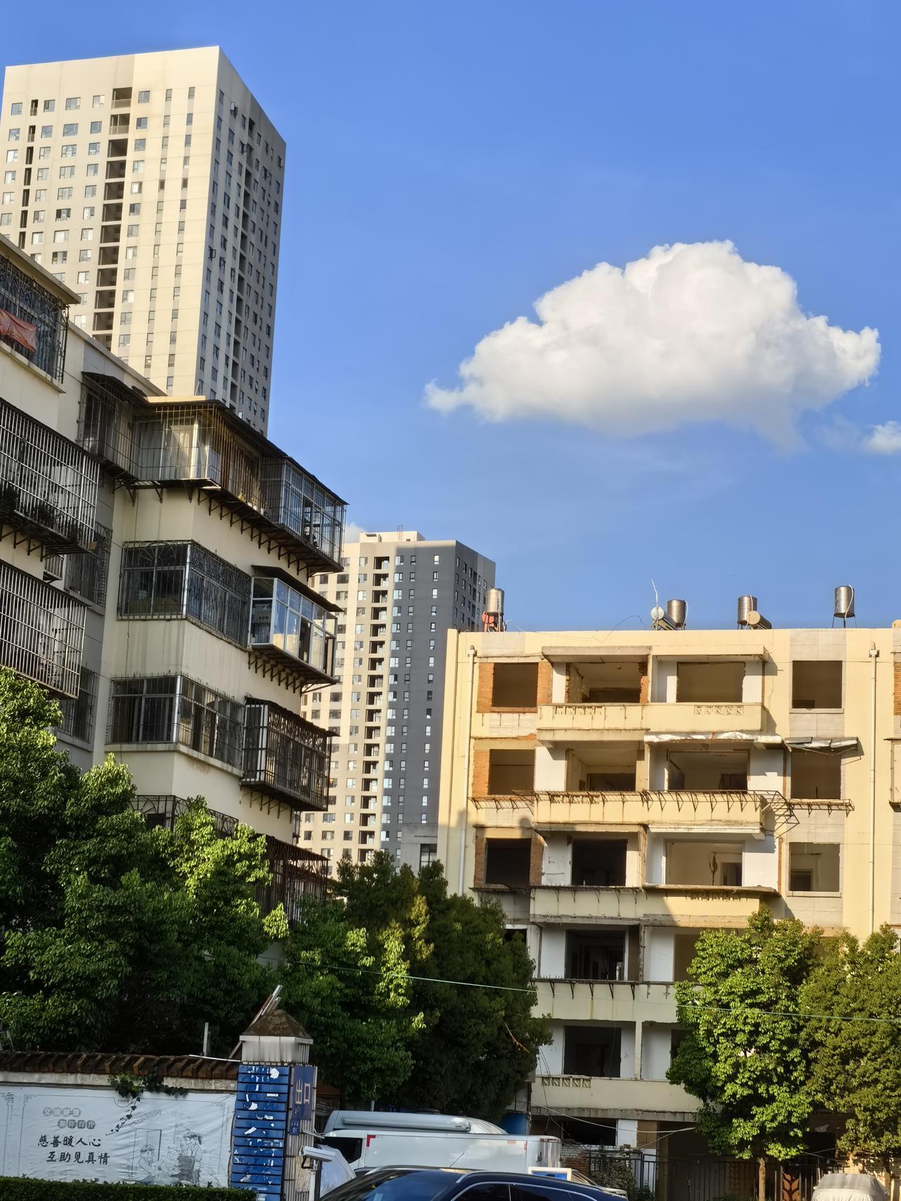 白塔路上大东新村这里，盘龙小学的后面，这幢楼是要拆除吗?，窗户都全部没有了。其实