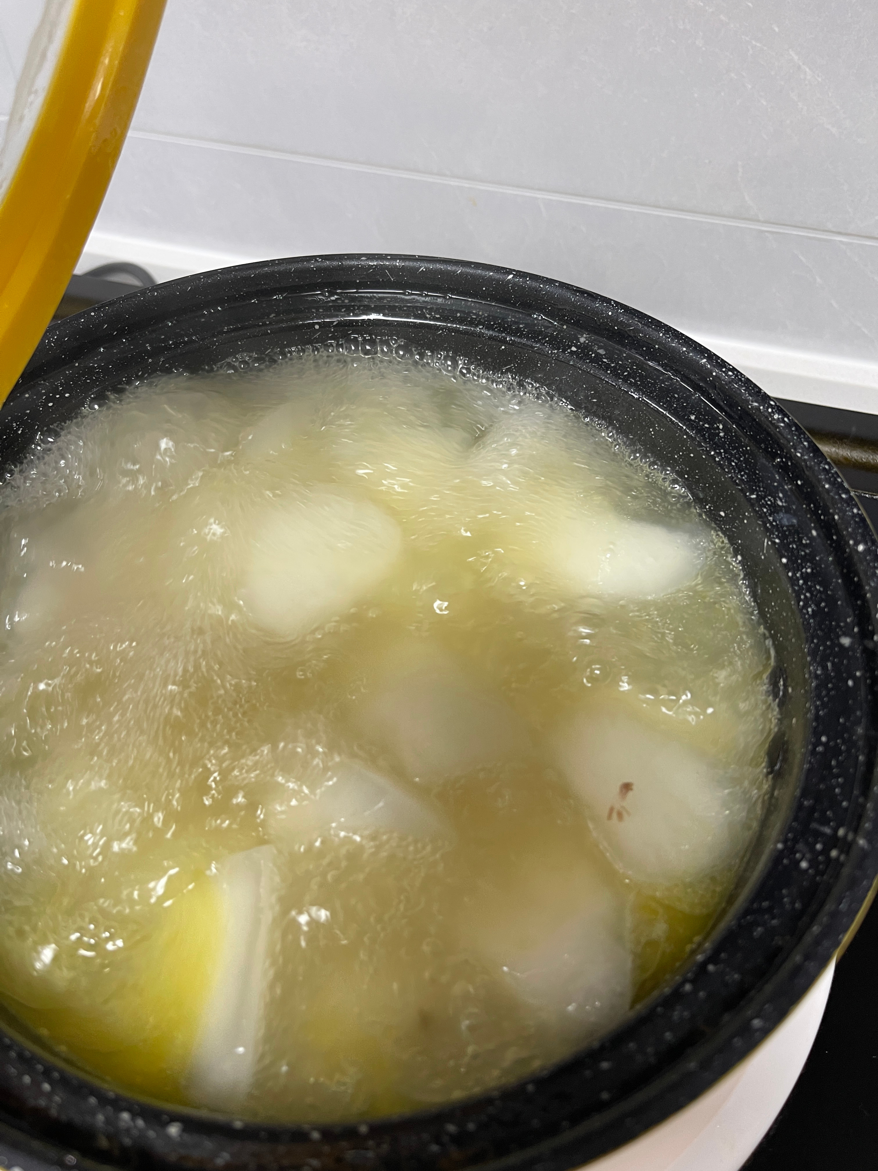 都是肉 还有一锅咕嘟咕嘟冒泡的鸡汤