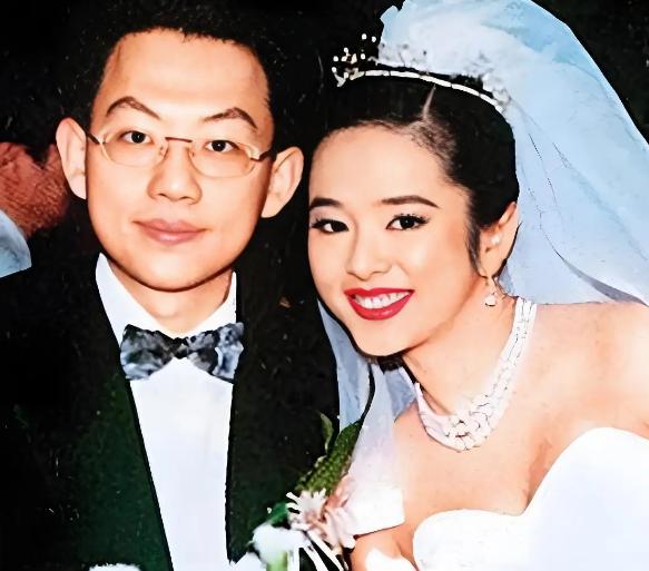 1995年，叶蕴仪拒绝了苦追她三年的林志颖，转身嫁给了千亿富豪的陈柏浩，婚后的第