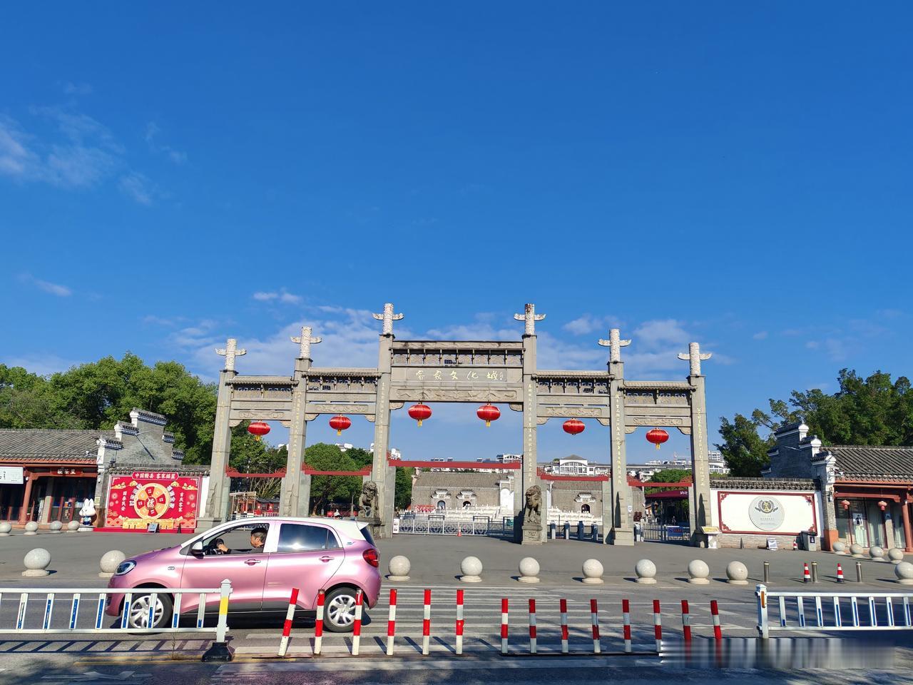 打卡赣州客家文化城
     开着我的房车一路向南避寒，晃晃悠悠来到赣州，今天打