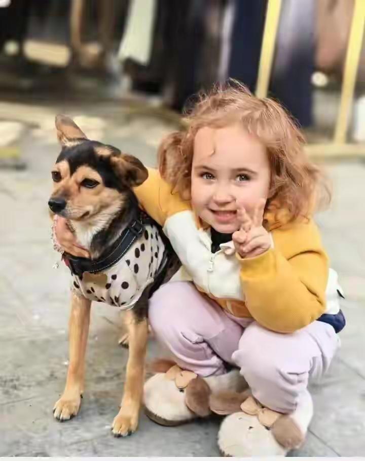 如果中国夫妻生出的金发碧眼女儿经过亲子鉴定确认为亲生，孩子的母亲可能会有多种回应