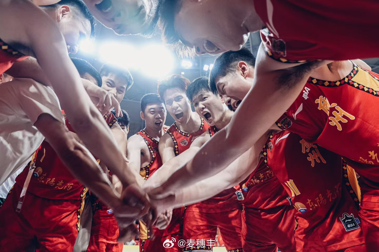今晚的粤BA 四分之一决赛G2，广州男篮在主场力克潮州男篮，将系列赛拖入“黄金九