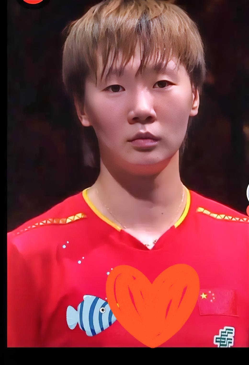 谁懂啊！

看王曼昱这场比赛全程攥紧拳头，全场

一边倒的加油声里，她愣是凭着一