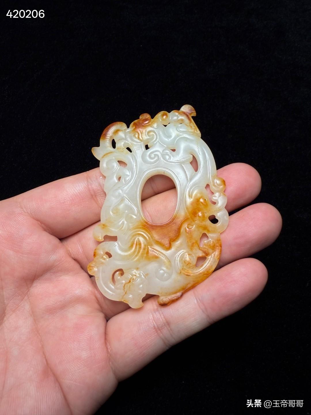 战汉红沁白玉鸡心佩