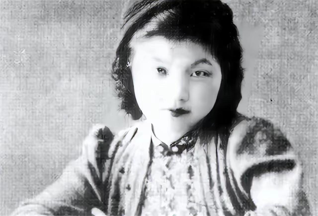 1941年，蒋经国给蒋介石信中写道：“秘书章亚若怀孕了，请求准许结婚。”蒋介石回