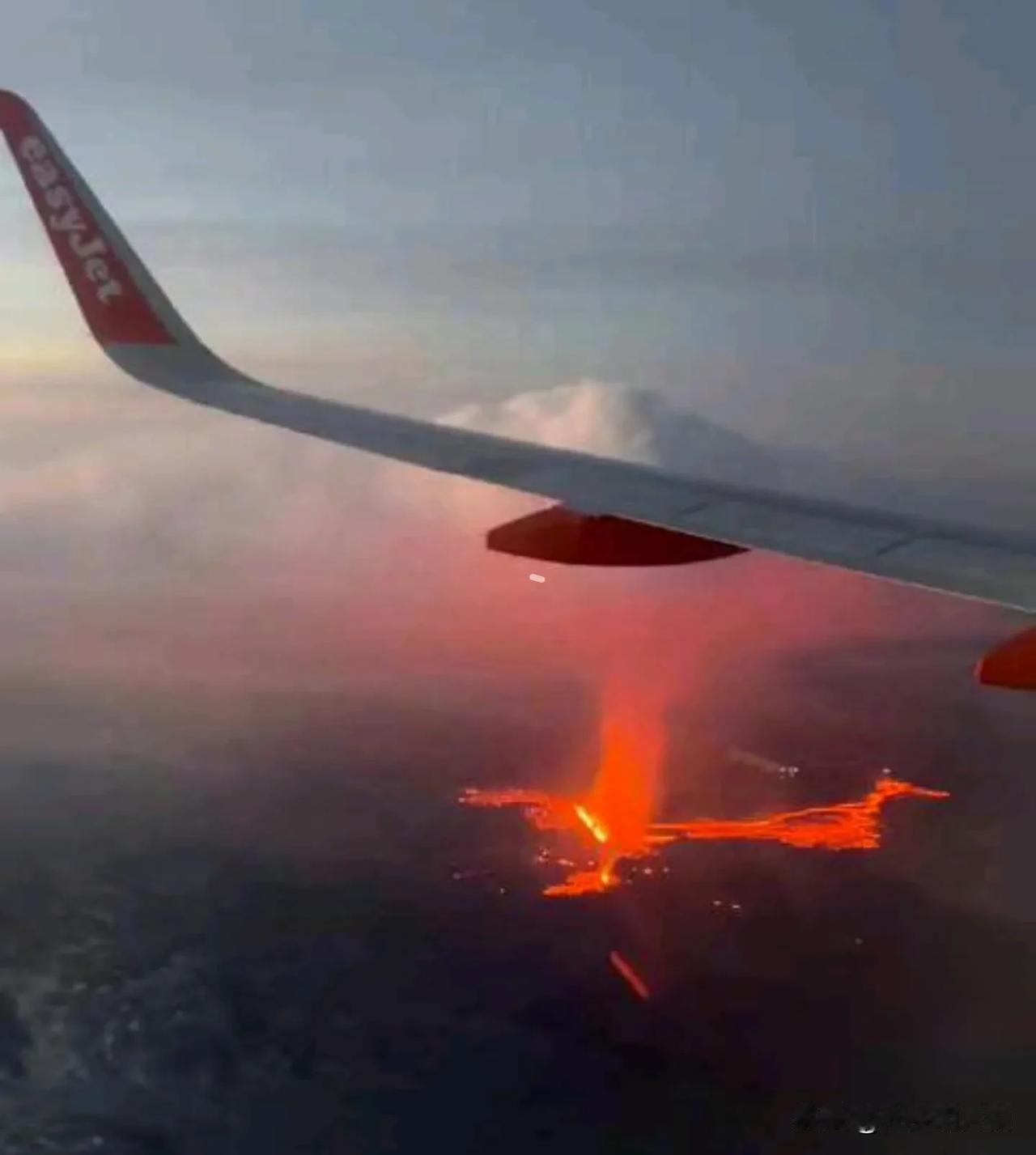 近期从飞机上拍到的冰岛上火山爆发的情景，都已经成熔岩河了，这里的地壳有多薄啊，看