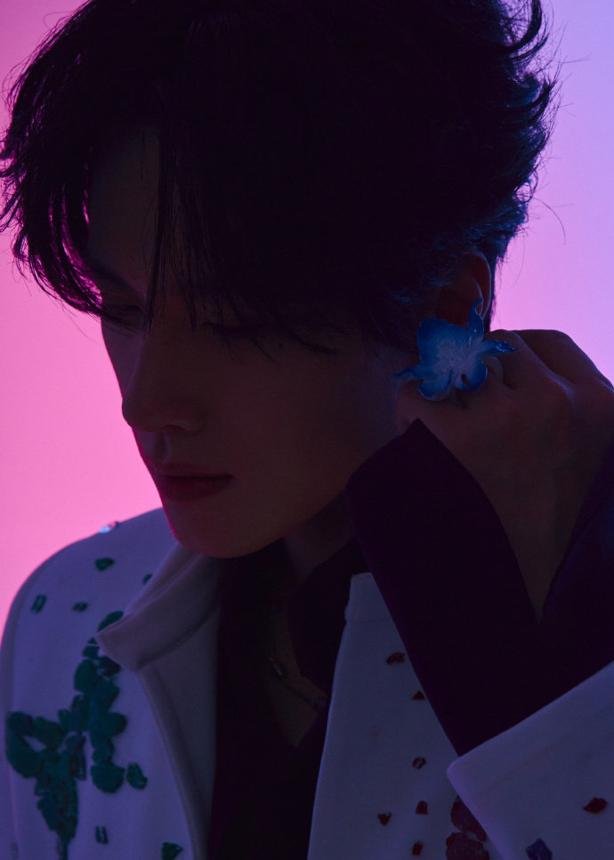 展轩透纱紫衬衫蝴蝶白西装 展轩捕捉瞬息与生动 展轩透纱紫衬衫蝴蝶白西装，展轩捕捉