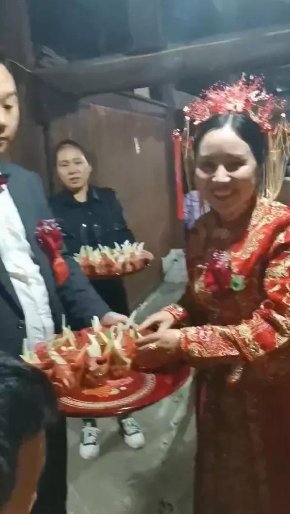 跟朋友一起参加了一场少数民族的婚礼，因为我不懂习俗，真的是丢脸丢大了[捂脸][捂
